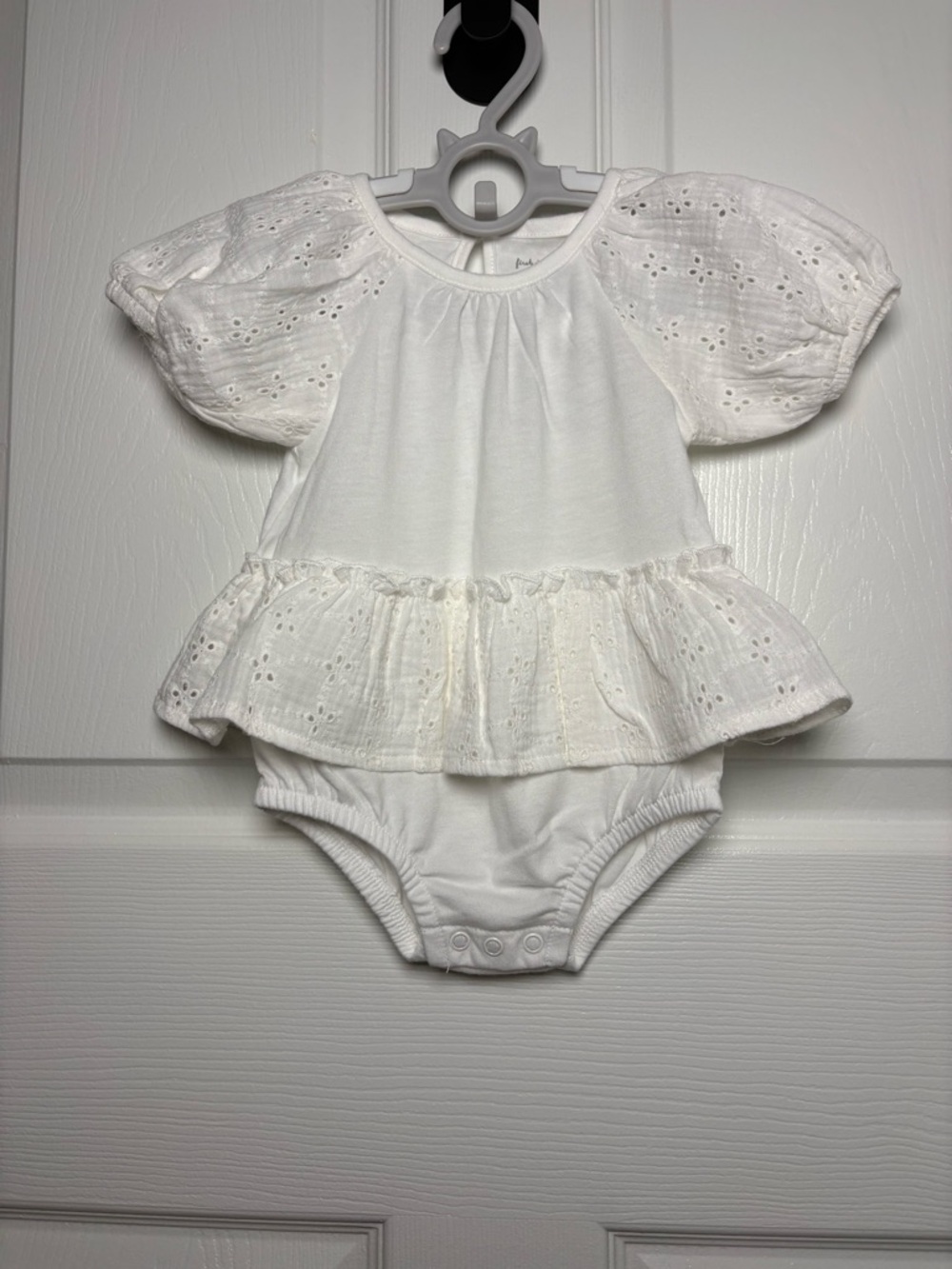 First Impressions White Eyelet Flutter Sleeve Sunsuit Romper 3-6M NWT
